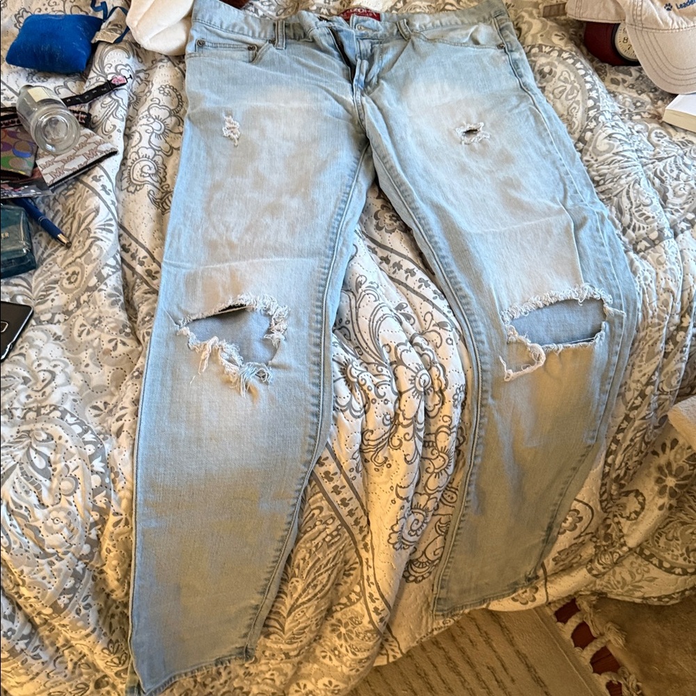Arizona Jean Company Light Blue Distressed Skinny Jeans